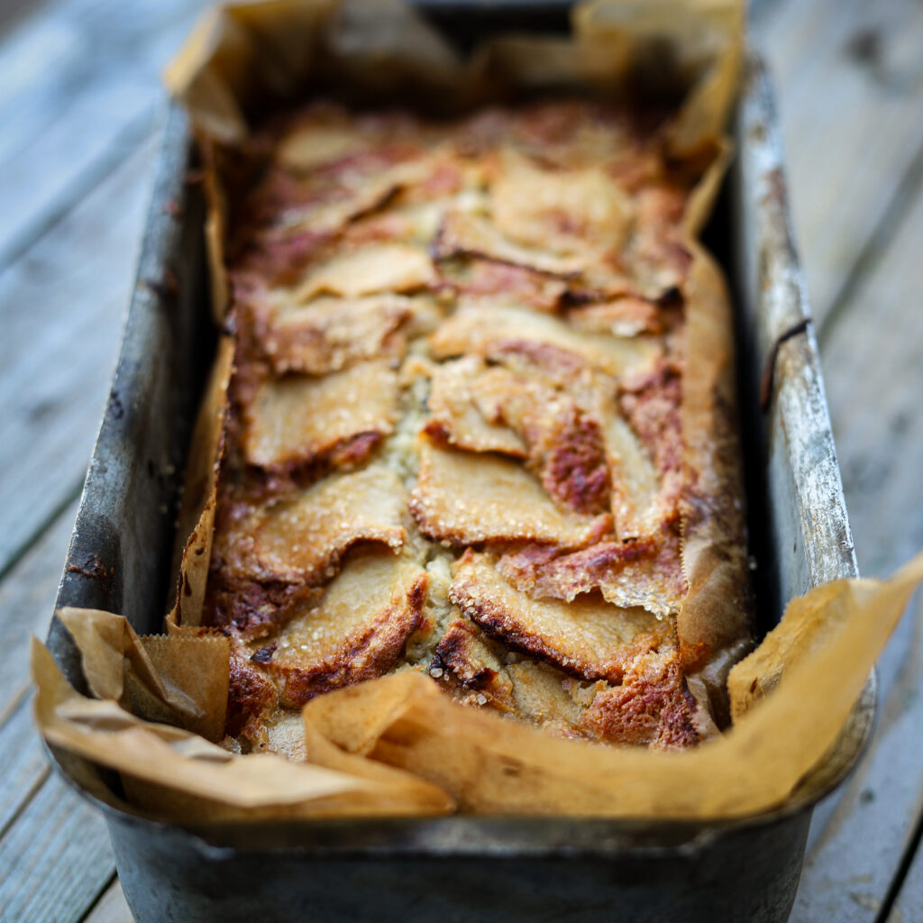 Roquefort cake with apples and currants