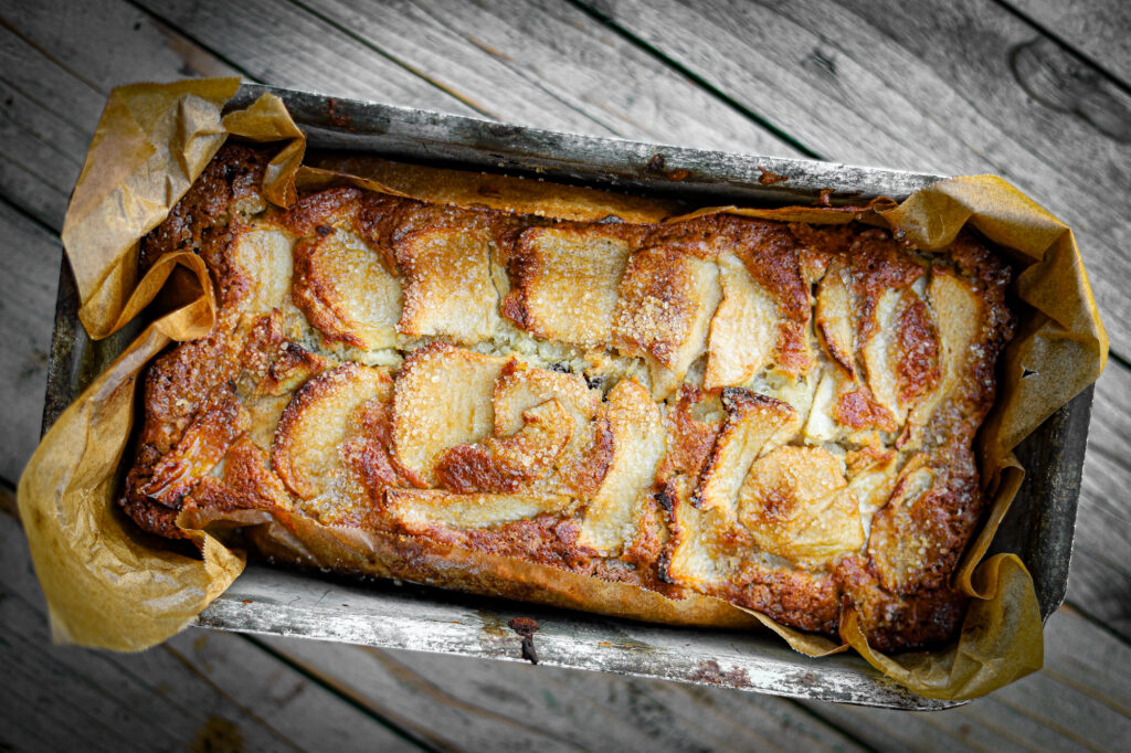 Roquefort cake with apples and currants