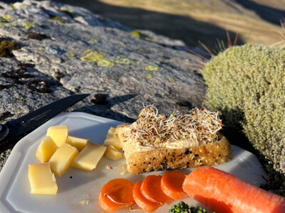 Snack attach in the bealach between Aonach Beag and Beinn Eibhinn.
